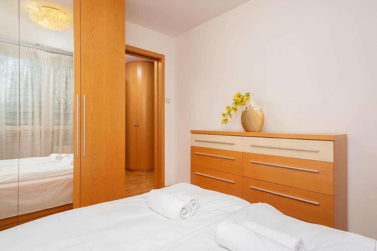 Two-Bedroom Family Apartment Esperanto Next To Klif By Noclegi Renters Varsavia Esterno foto